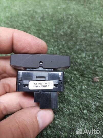 Кнопка центрального замка VW Touareg 2002-2010