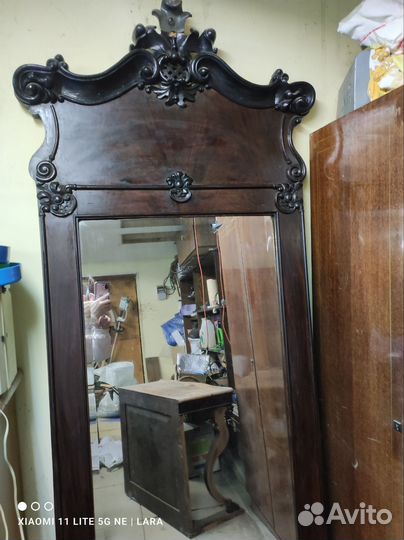 Антикварные часы и зеркало
