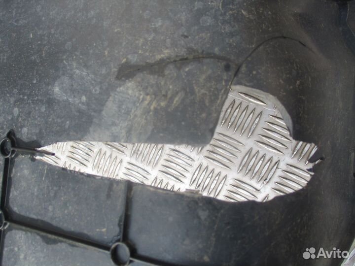 Корпус подножки правый Volvo 82644147