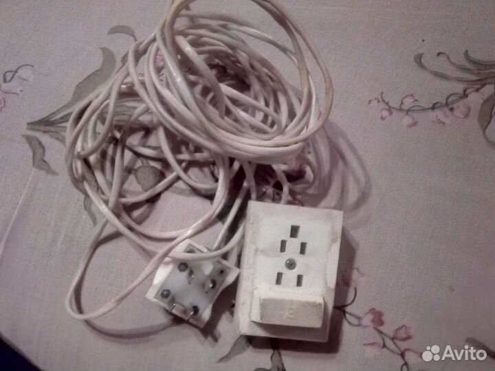 Телефонная розетка с кабелем и вилкой