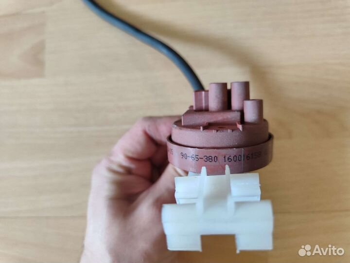 Датчик давления от стиральной машины Индезит WIU61