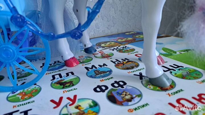 Лошадь с каретой и куклой