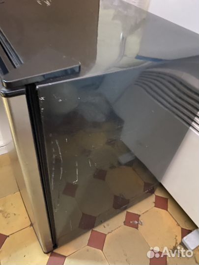 Продам мини холодильник Tesler