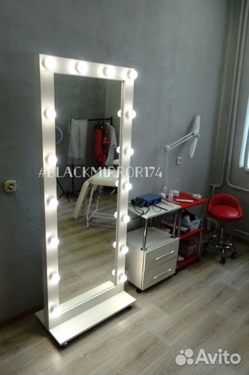 Зеркало в полный рост с лампами