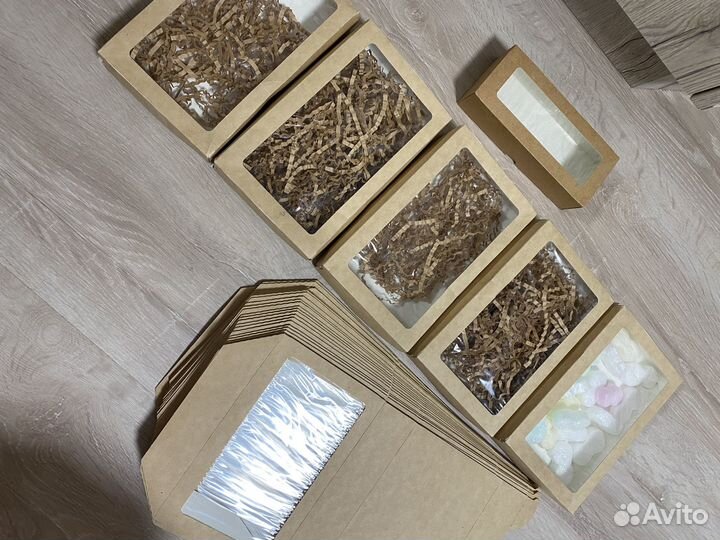 Картонные коробки с окошком 20*12*4 см