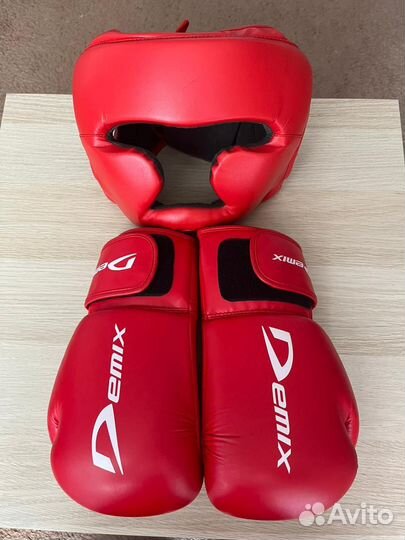 Боксерские перчатки и шлем
