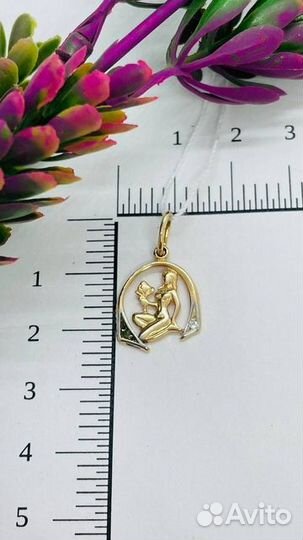 Золотая подвеска с камнем
