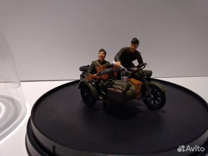 Модель мотоцикла М-72 с коляской в боксе