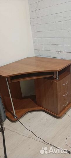 Угловой письменный стол