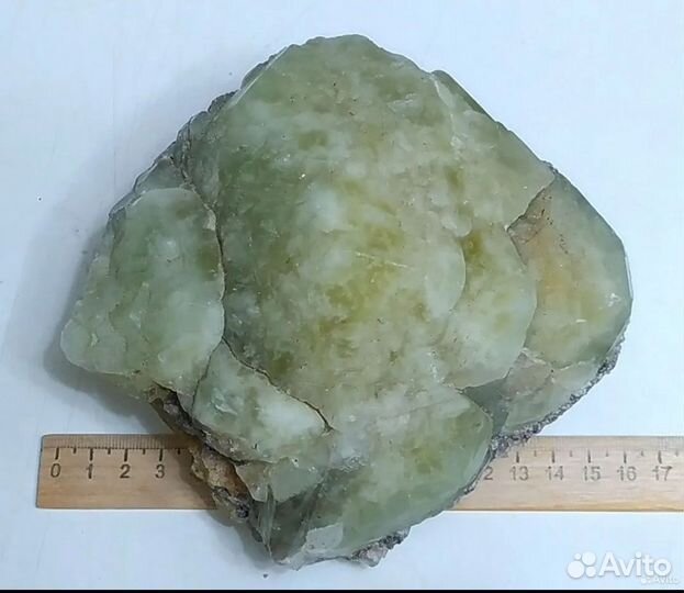 Датолит большая друза кристаллов