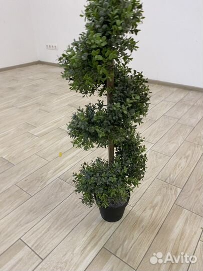 Искусственные цветы в горшках