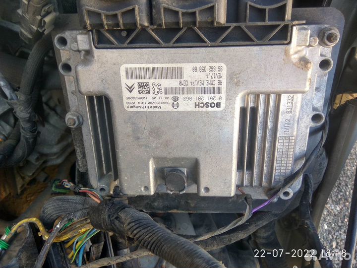 Блок управления двигателем на Пежо 308 2010 года