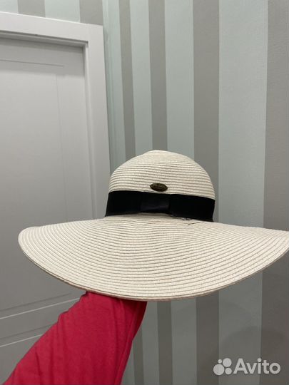 Широкополая летняя шляпа