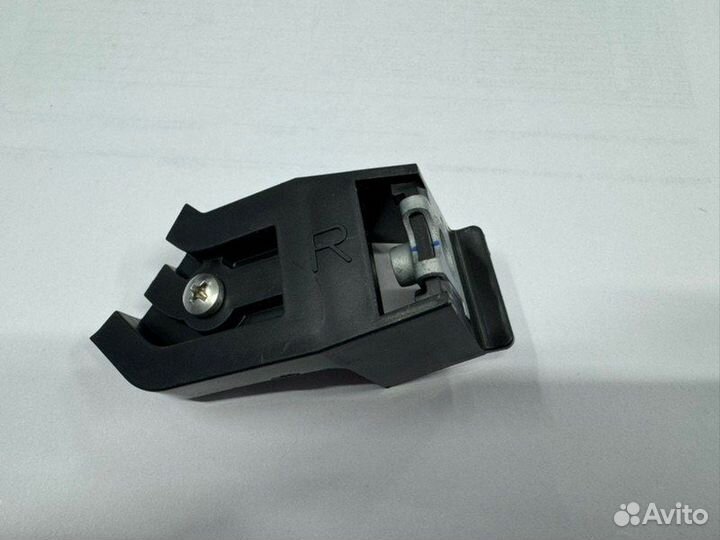 Кронштейн фары передний правый Toyota Land Cruiser