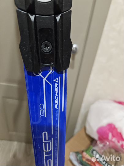 Лыжные палки и лыжи