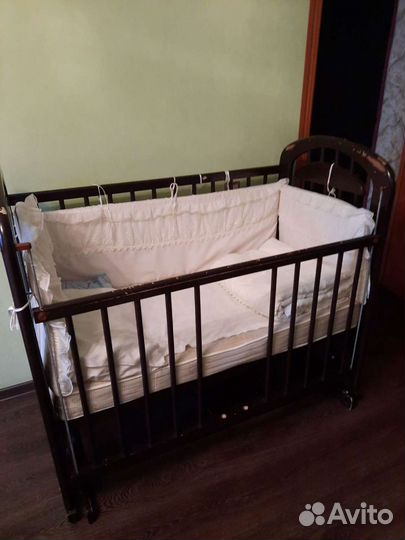 Детская кроватка с поперечным маятником