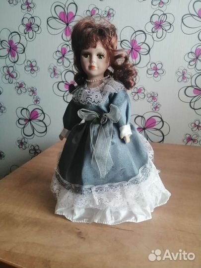 Кукла фарфоровая
