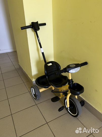 Трехколесный велосипед с ручкой и музыкой