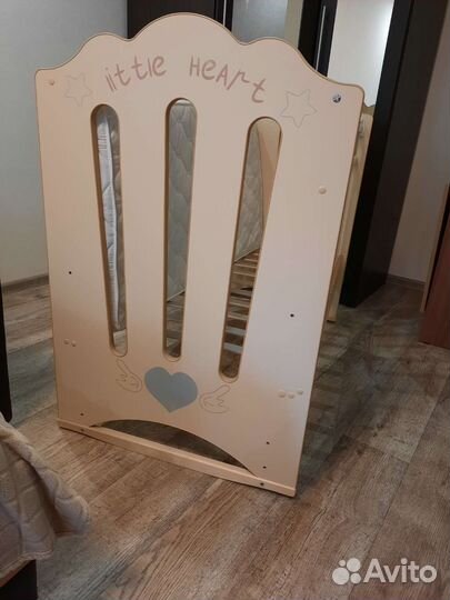 Детская кроватка с маятником