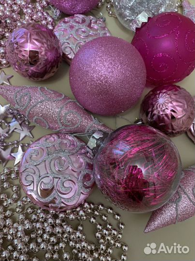 Елочные игрушки в розовом цвете, бусы