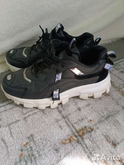 Кроссовки женские