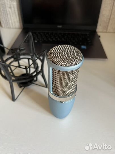 Студийный микрофон akg p420 голубой