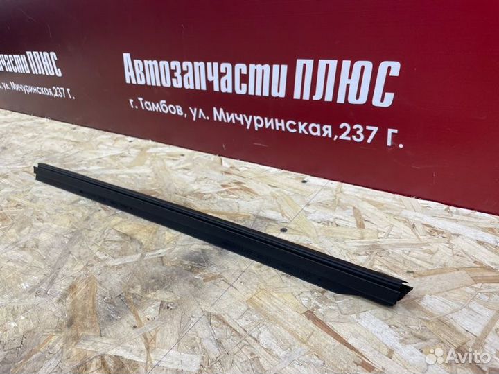 Уплотнитель стекла двери внутренний задний правый