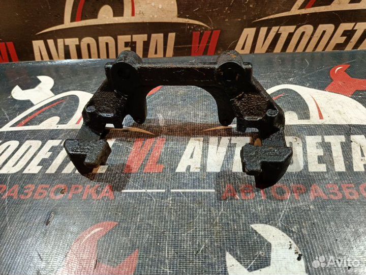 Скоба суппорта передняя правая Volkswagen Passat