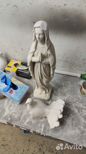 Мраморные фигурки ангелки, плачущих дев, голубей