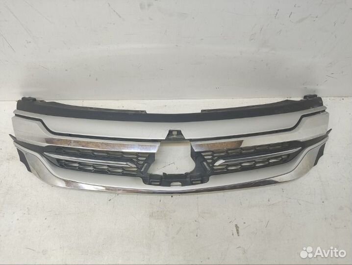 Решетка радиатора Mitsubishi Pajero Sport 2016