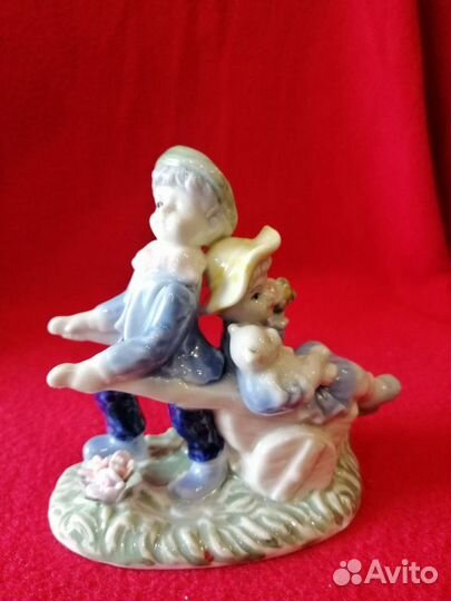 Статуэтка фарфоровая 