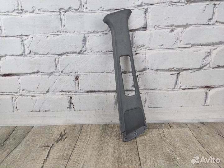 Обшивка стойки центральной правой верхняя Carina E