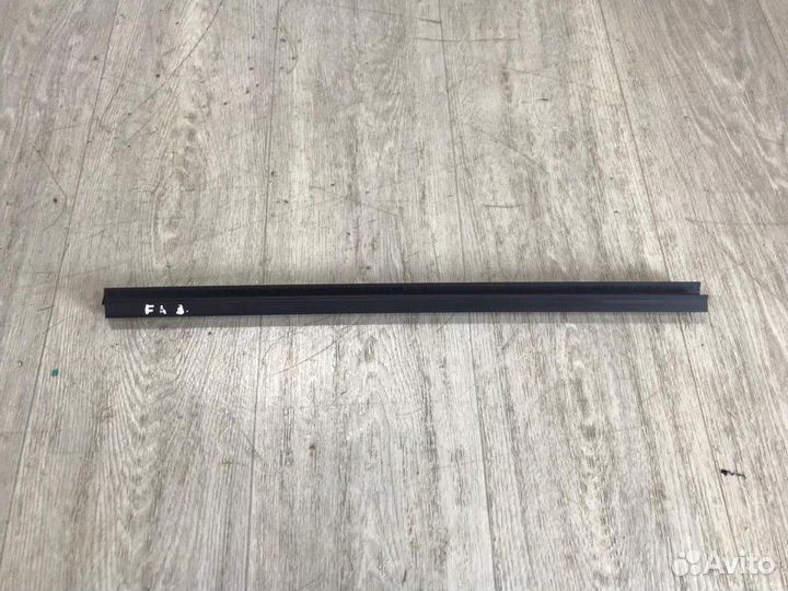 Уплотнитель стекла двери задний левый Skoda Fabia