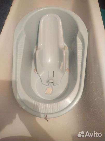 Столик для кормления.Ванночка для купания малыша