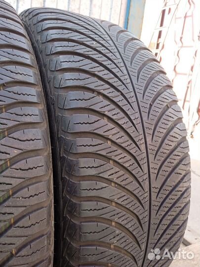 Goodyear Vector 4Seasons Gen-2 215/55 R17