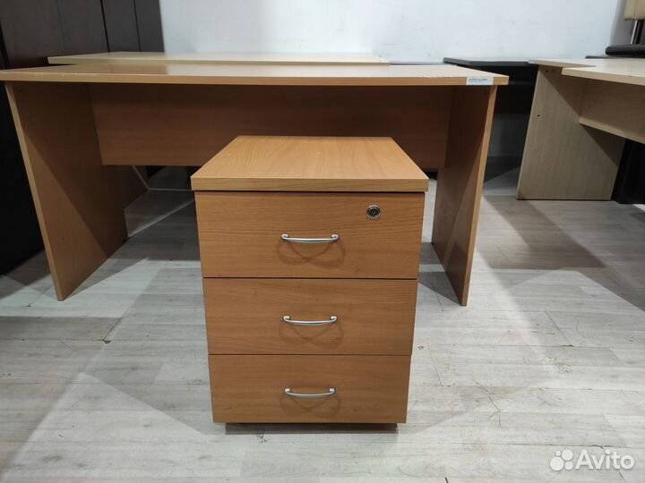 Тумба подкатная, 3 ящика б/у сп мебель 09140
