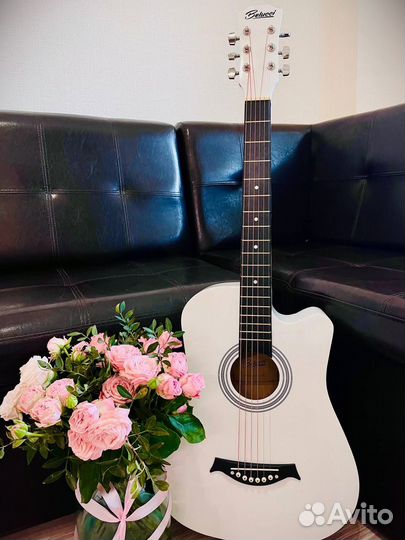 Акустическая гитара белая