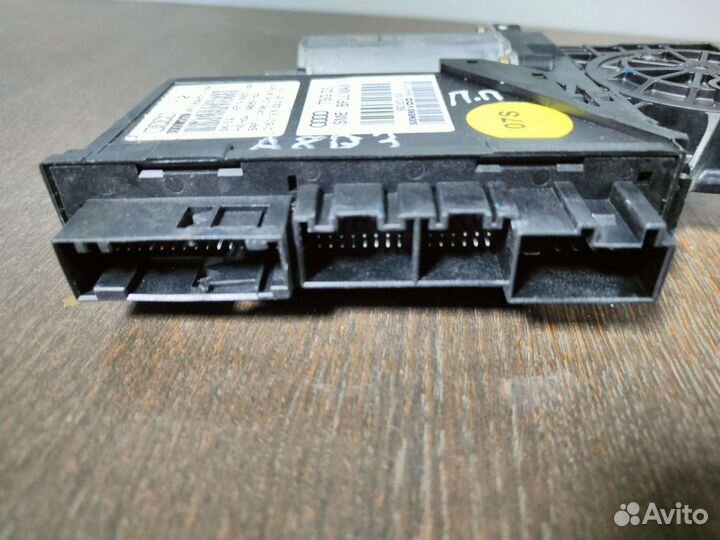 Моторчик стеклоподъемника audi A8 d3 пер правый