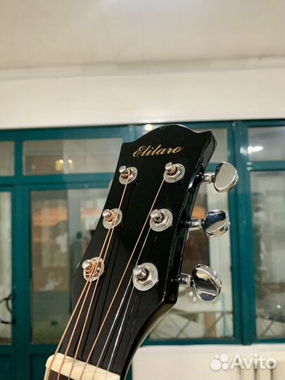 Акустическая гитара