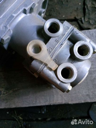 Продам тормозной кран камаз