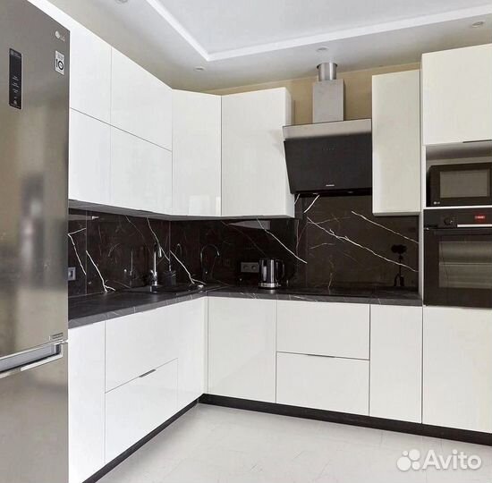 Угловая в потолок кухня на заказ