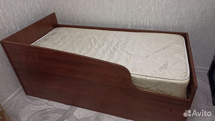 Кровать с матрасом