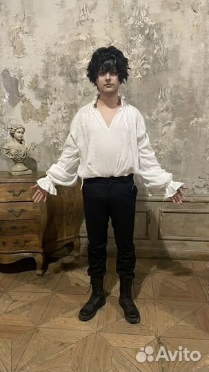 Белая рубашка и черный парик