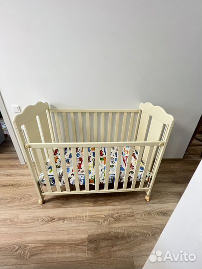 Детская кроватка с 0-4 лет с матрасом и бортиками