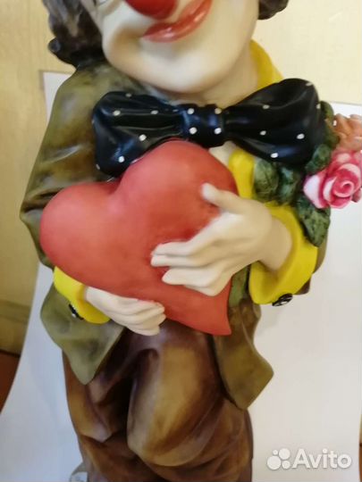 Статуэтка клоун с сердцем большая