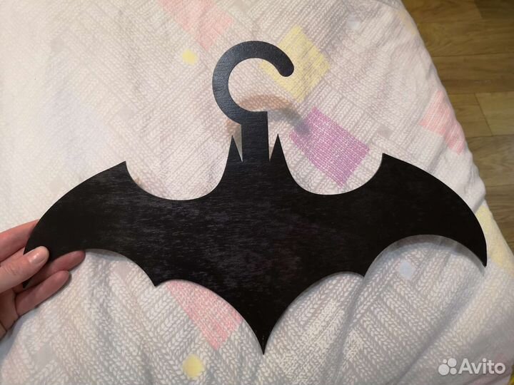 Вешалка в виде знака Batmen