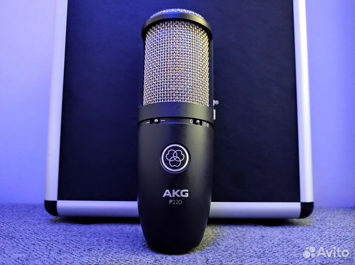 AKG P220