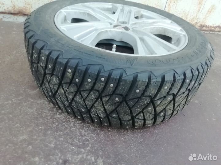 Goodyear Ultragrip 600 215/55 R17