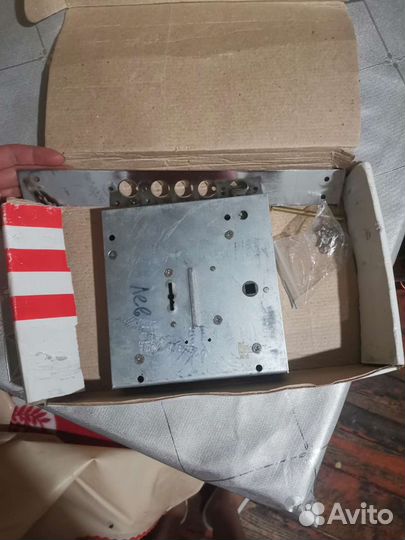 Замок дверной