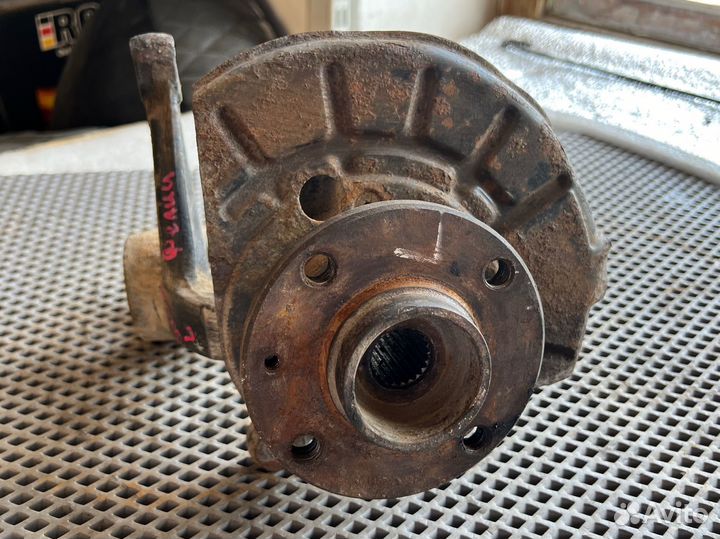 Кулак поворотный передний левый Skoda Felicia